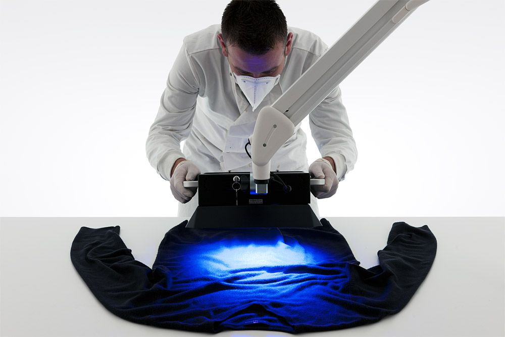 Crime-lite®ML2 - Bench-top magnifier with multi-wavelength illumination optimized for laboratory examinations.